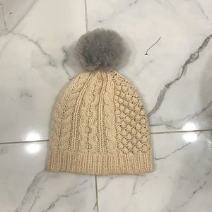 Club Monaco winter hat in cream - 100% cashmere